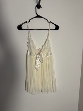 Victoria’s secret Delicate Ivory Lace & Satin Babydoll Chemise